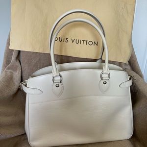 Louis Vuitton white epi Leather Handbag great condition no damage